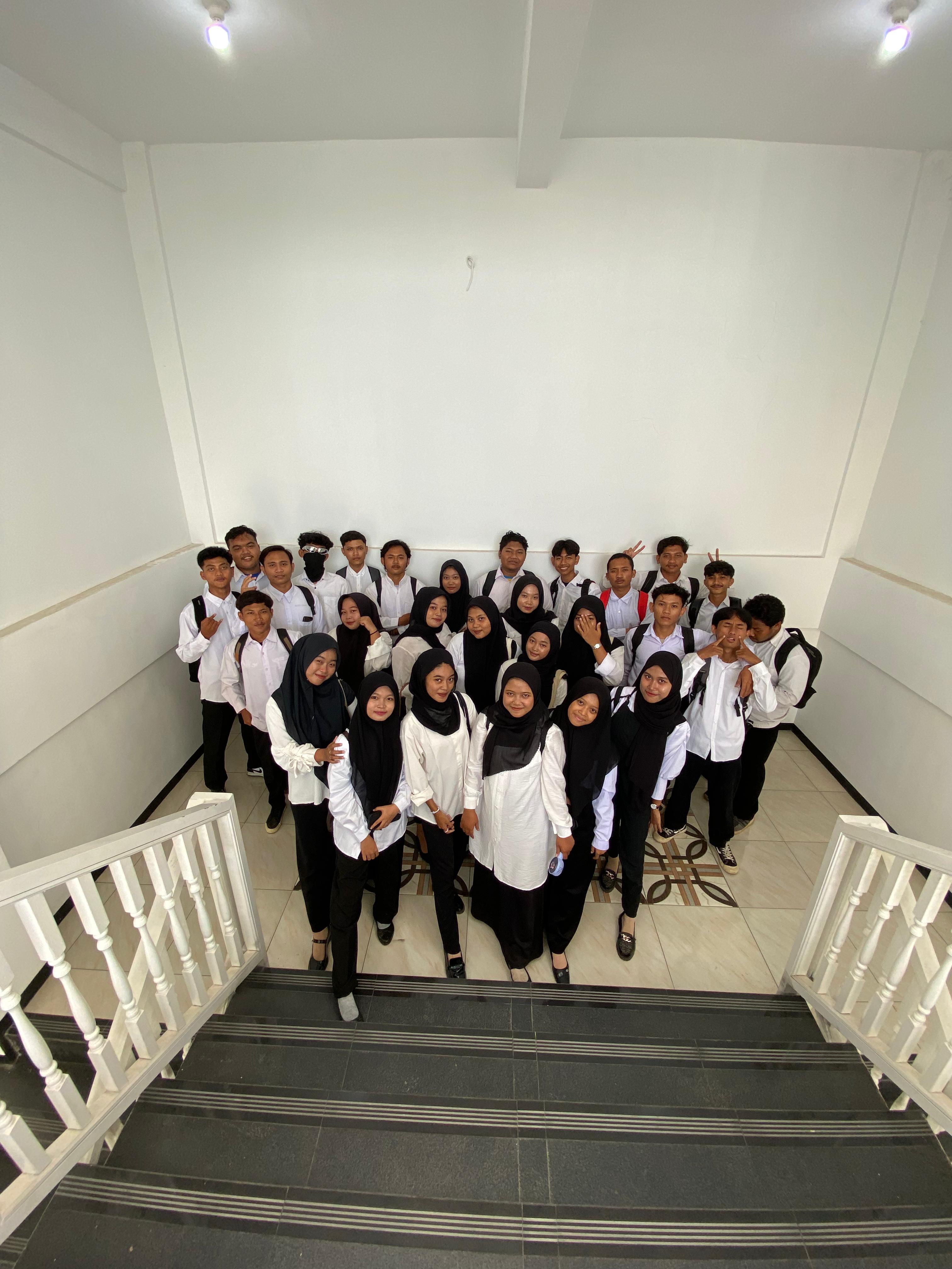Foto Bersama Pertamakali Kuliah Kelas SI C 2024